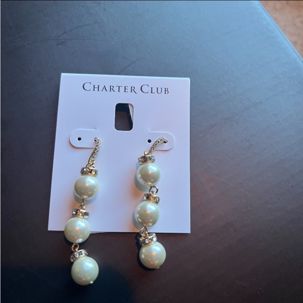 Pearl dangling earrings